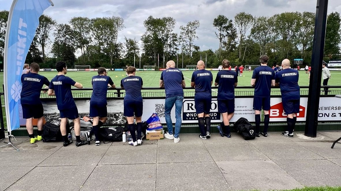 Collega's van de IT Brouwerij langs de lijn bij het voetbaltoernooi van partner LINKIT